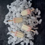 Eis am Stiel mit Tonkabohnen-Joghurt und Rhabarber