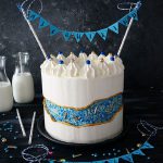 Fault Line Cake mit Schoko-Amarettini Böden und Schweizer Vanille Buttercreme | Einschulungstorte
