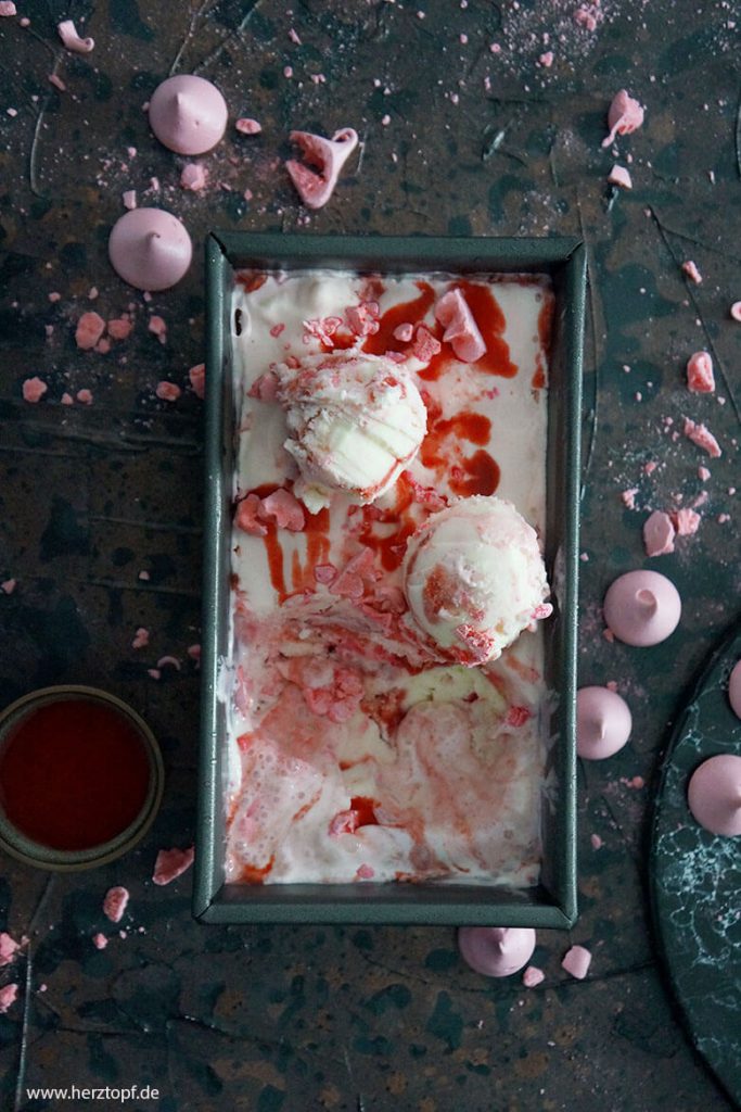 Joghurt-Eis mit Erdbeersoße und rosa Baiser