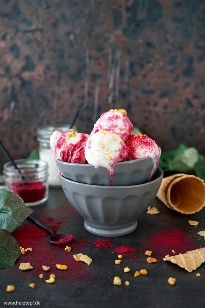 Joghurt-Krokant-Eis mit roter Beete | mit oder ohne Eismaschine (Werbung für YOGUT Starterkulturen)