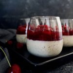 Joghurt-Mohn Panna Cotta mit Kirschgrütze