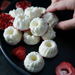 Joghurt-Vanille-Eiskonfekt mit getrockneten Erdbeeren