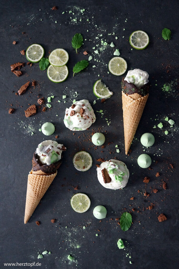 Key Lime Pie Eis mit Minz-Baiser und Kakaokeksen