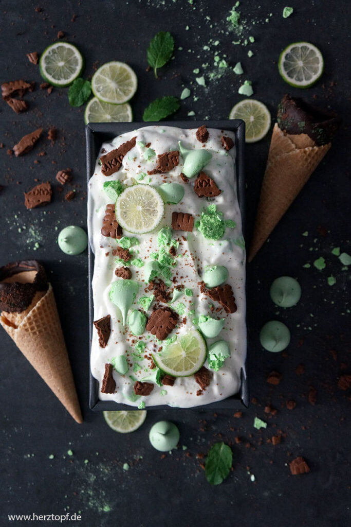 Key Lime Pie Eis mit Minz-Baiser und Kakaokeksen