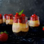 Käsekuchen Dessert im Glas mit Amaretto-Erdbeeren und Nuss-Nougat Knusperboden