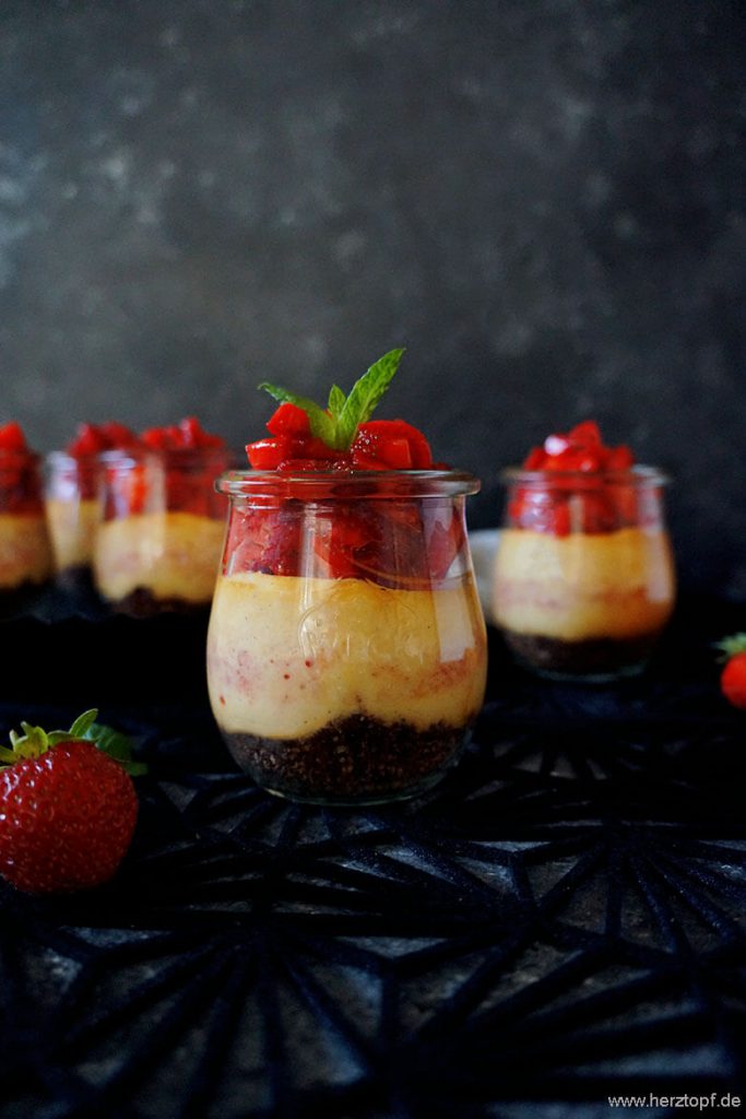Käsekuchen Dessert im Glas mit Amaretto-Erdbeeren und Nuss-Nougat Knusperboden