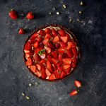 No Bake Erdbeer Tarte mit Schoko-Knusperboden, Vanillepudding-Creme und Pistazien | Kühlschranktorte