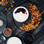 Selbst hergestellter Joghurt, Espresso-Schoko Granola und gebackene Honig-Blaubeeren