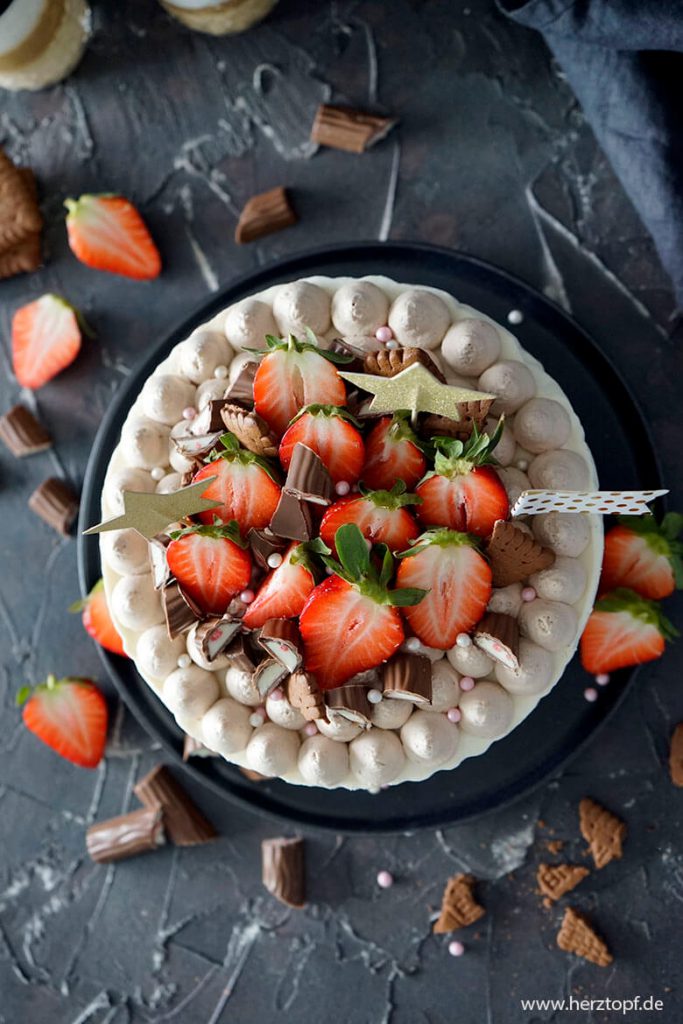Tiramisu Eistorte mit Erdbeeren und Yogurette (Werbung unbeauftragt)