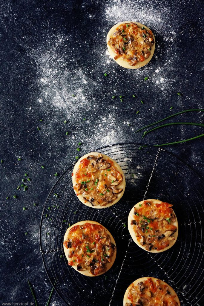 Vegetarische Mini Pizzen mit Pilzen und Heumilchkäse - super als Fingerfood oder Snack