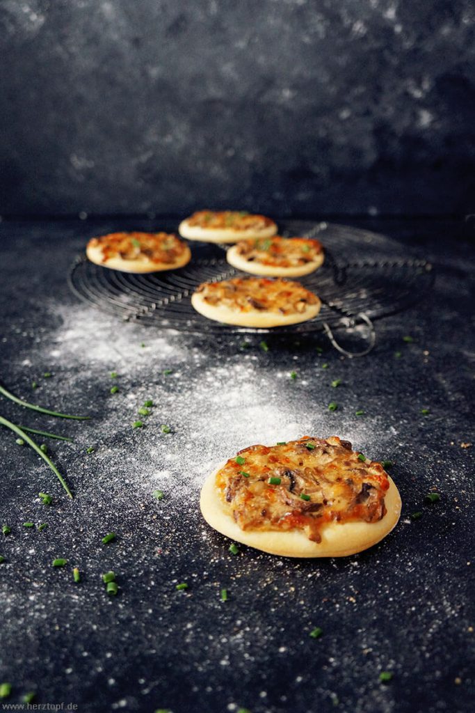 Vegetarische Mini Pizzen mit Pilzen und Heumilchkäse - super als Fingerfood oder Snack